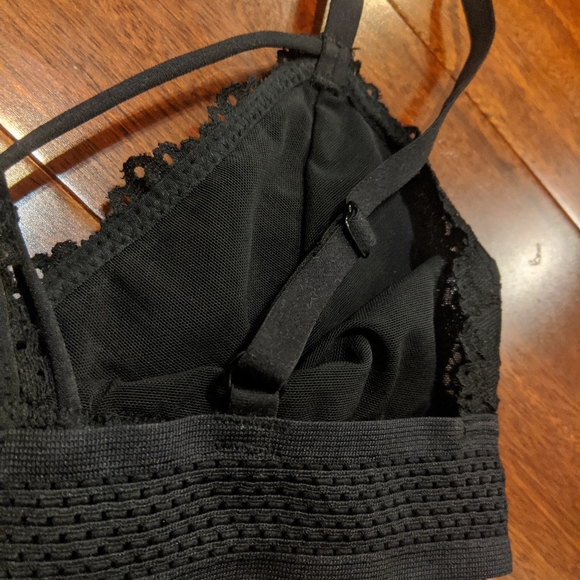 Black Lace Strappy Bralette - Picture 3 of 4